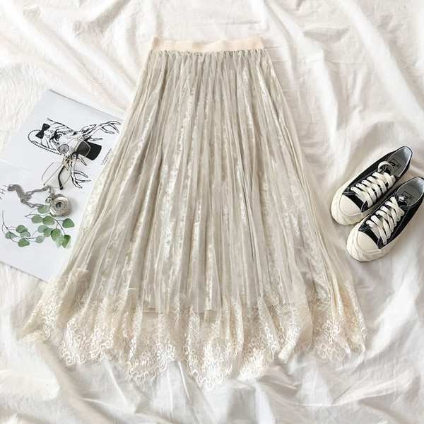 Modern női szoknya fehér és fekete színben, csipkével és gumírozott derékkal