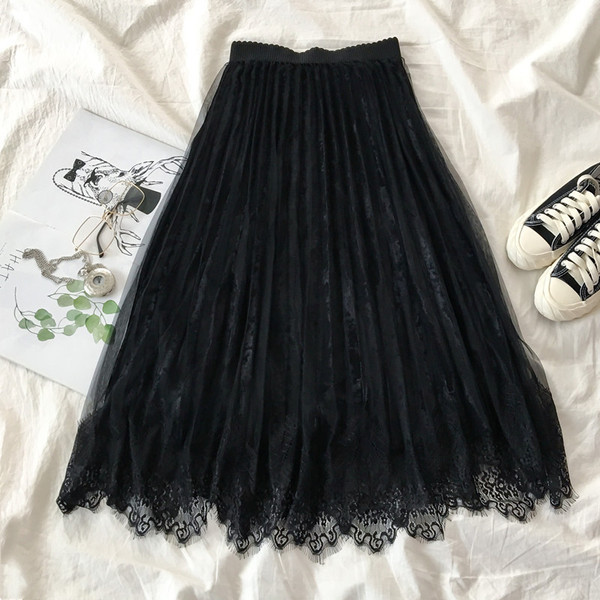 Modern női szoknya fehér és fekete színben, csipkével és gumírozott derékkal