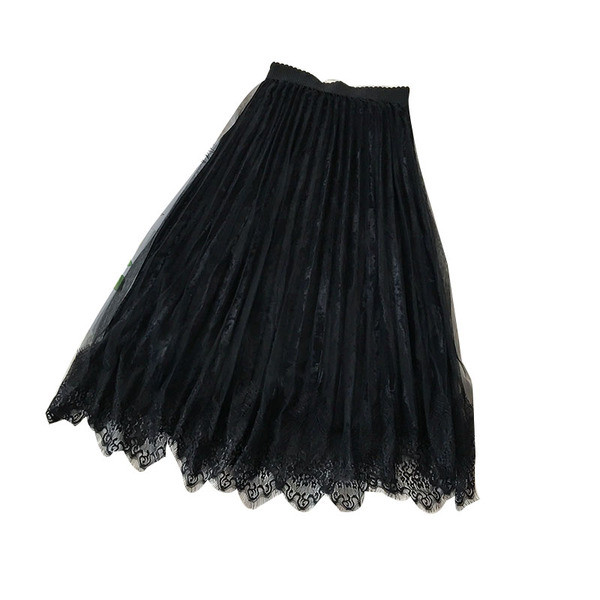 Modern női szoknya fehér és fekete színben, csipkével és gumírozott derékkal
