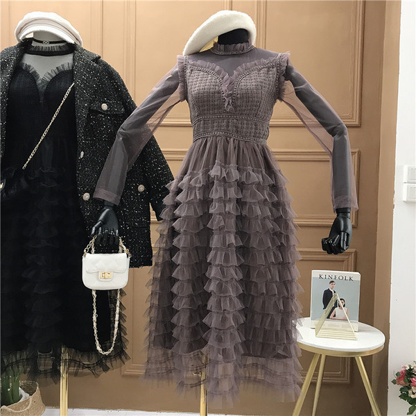 Stílusos női ruha tüll és pólógallérral fekete, bézs és lila színekben