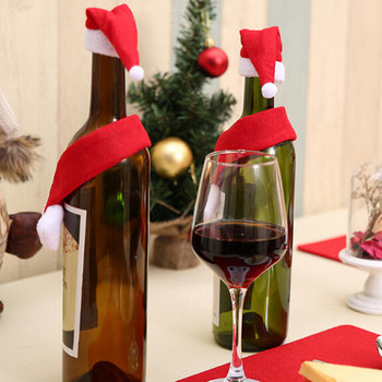 Χριστουγεννιάτικο σετ σκουφιά και κασκόλ για τη διακόσμηση ενός μπουκαλιού με κόκκινο χρώμα