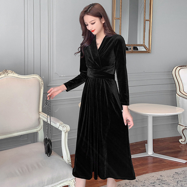 Hosszú szabású bársonyruha fekete színben