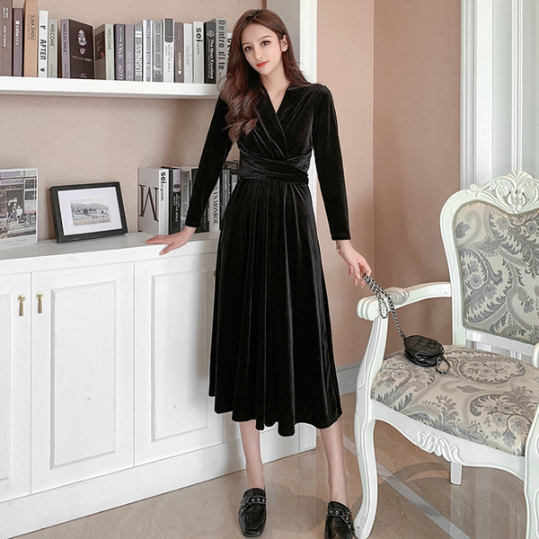 Hosszú szabású bársonyruha fekete színben