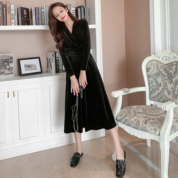 Hosszú szabású bársonyruha fekete színben