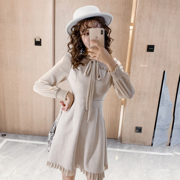 Rövid szabású ruha nyakkendős mintával