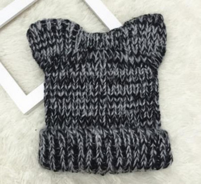 Női téli kötött sapka 3D elemmel több színben