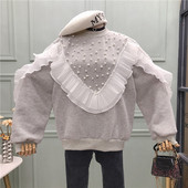 Νέο μοντέλο γυναικεία μπλούζα με στρογγυλό ντεκολτέ, τούλι και πέρλες σε λευκό και γκρι χρώμα