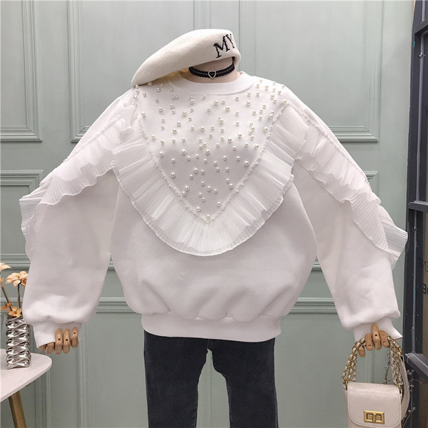 Νέο μοντέλο γυναικεία μπλούζα με στρογγυλό ντεκολτέ, τούλι και πέρλες σε λευκό και γκρι χρώμα