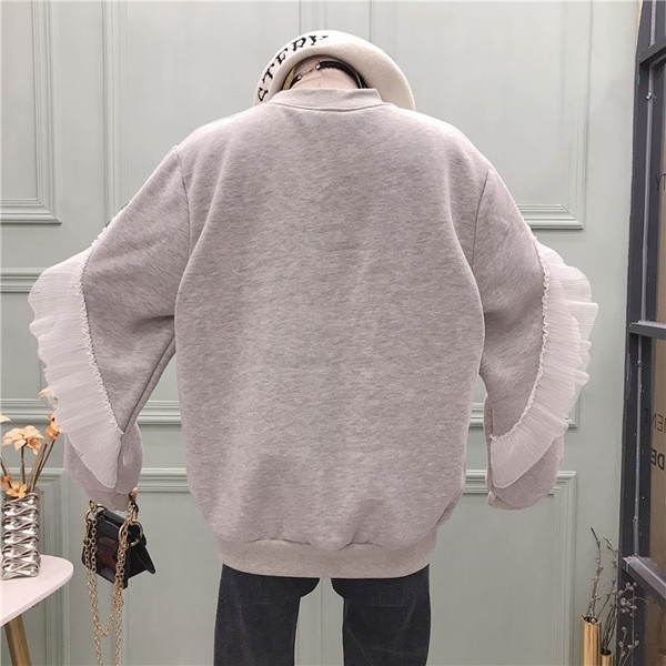 Νέο μοντέλο γυναικεία μπλούζα με στρογγυλό ντεκολτέ, τούλι και πέρλες σε λευκό και γκρι χρώμα