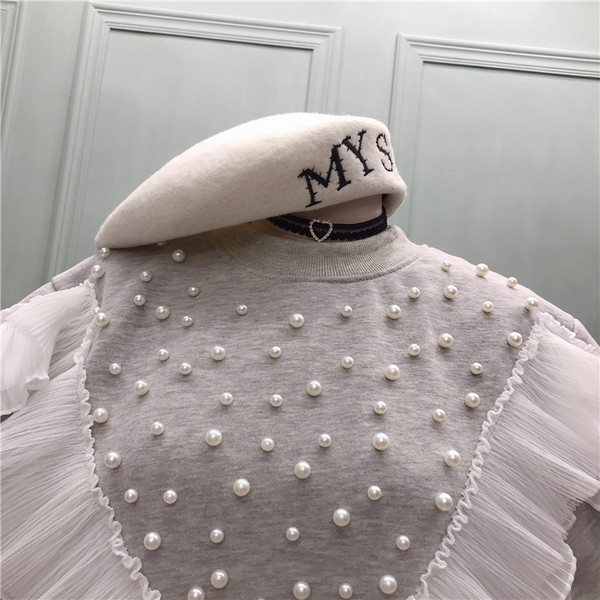 Νέο μοντέλο γυναικεία μπλούζα με στρογγυλό ντεκολτέ, τούλι και πέρλες σε λευκό και γκρι χρώμα