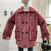 Női kabát széles modell gombokkal és zsebekkel, három színben