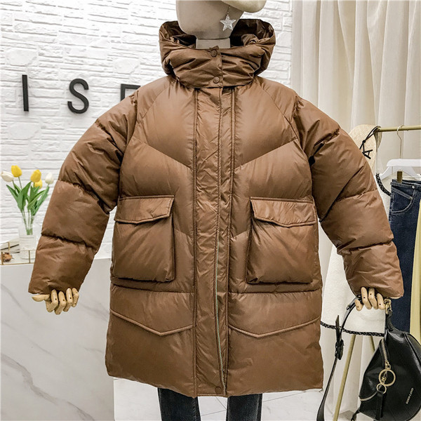 Női téli kabát kapucnival, zsebekkel és cipzárral több színben