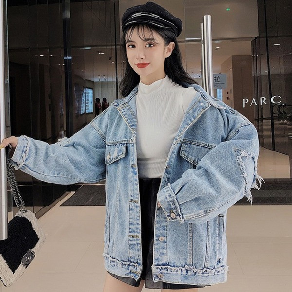 Széles farmerdzseki, kék színben szakadt motívumokkal