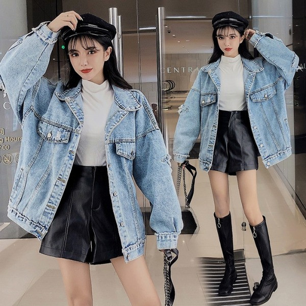 Széles farmerdzseki, kék színben szakadt motívumokkal