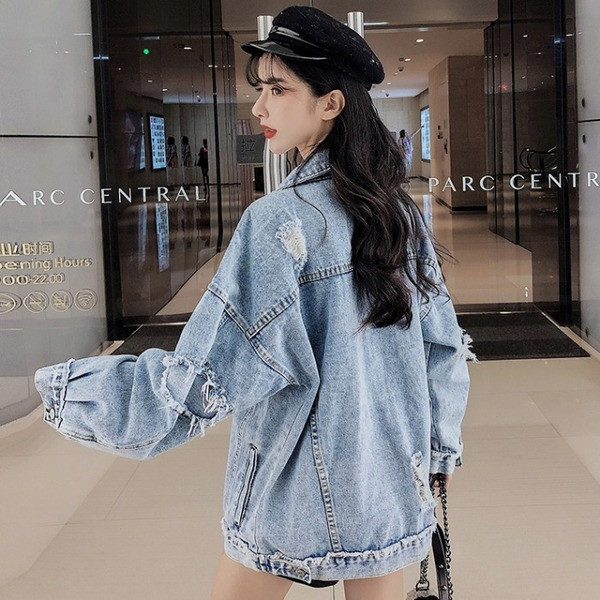 Széles farmerdzseki, kék színben szakadt motívumokkal