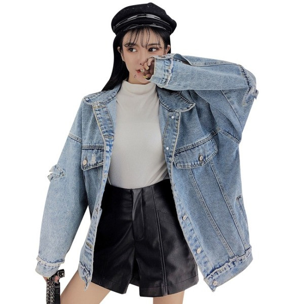 Széles farmerdzseki, kék színben szakadt motívumokkal