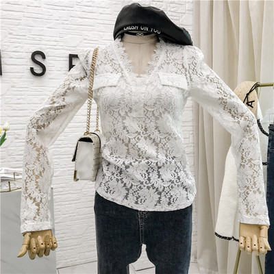 Δαντελένια γυναικεία μπλούζα με λαιμόκοψη σε λευκό και μαύρο χρώμα