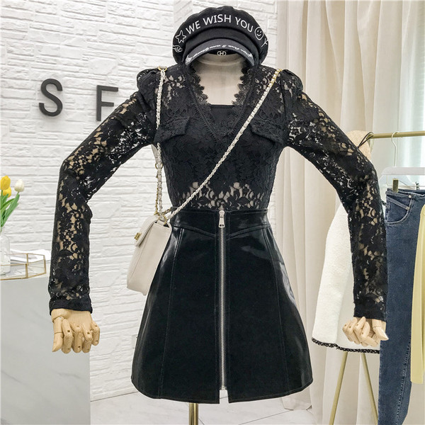 Δαντελένια γυναικεία μπλούζα με λαιμόκοψη σε λευκό και μαύρο χρώμα