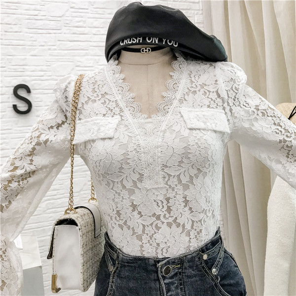 Δαντελένια γυναικεία μπλούζα με λαιμόκοψη σε λευκό και μαύρο χρώμα