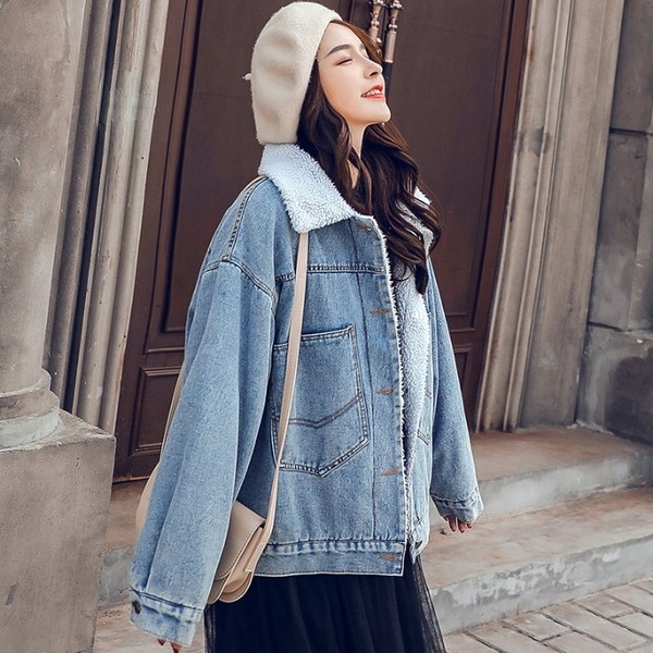 Μοντέρνο μπουφάν τζην με ζεστή επένδυση σε μπλε χρώμα