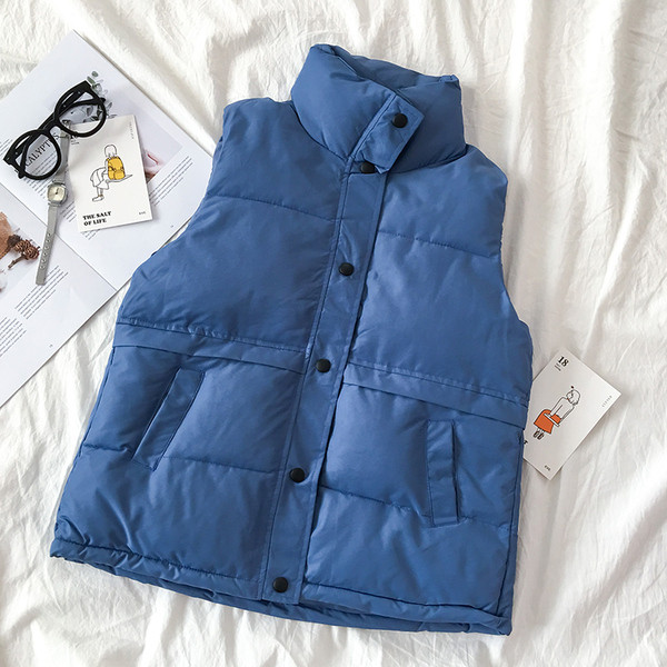 Γυναικείο γιλέκο σε τέσσερα χρώματα με ψηλό γιακά και κουμπιά