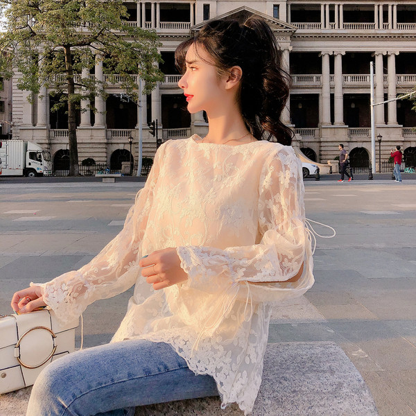 Női csipkeblúz ujjkötővel