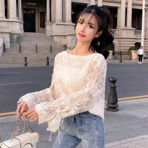 Női csipkeblúz ujjkötővel