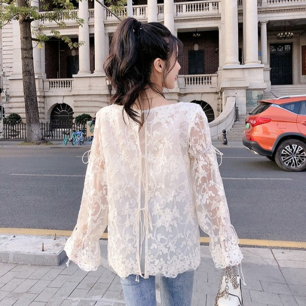 Női csipkeblúz ujjkötővel