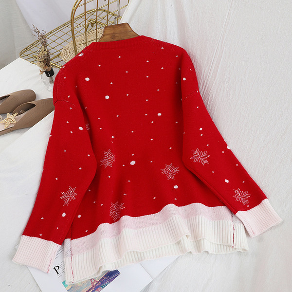 Karácsonyi női pulóver fekete és piros színben, ovális nyakkivágással