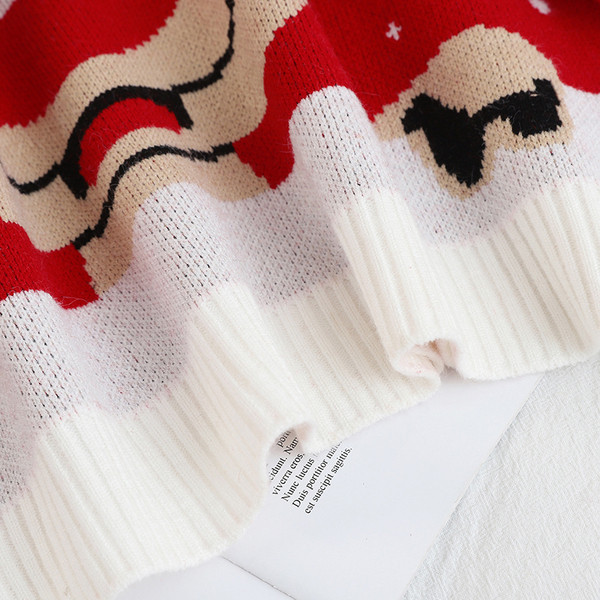 Karácsonyi női pulóver fekete és piros színben, ovális nyakkivágással