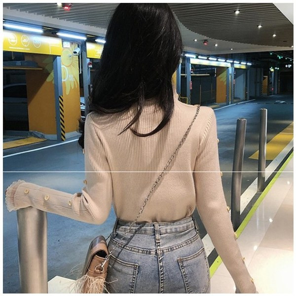 Γυναικεία λεπτή πλεκτή μπλούζα με δαντέλα και κουμπιά