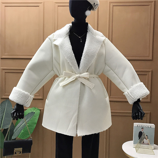 Új modell női bőrkabát övvel és puha béléssel fehér, barna és fekete színekben