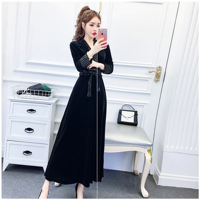 Elegáns, hosszú bársonyruha fekete színben, derekán megkötős