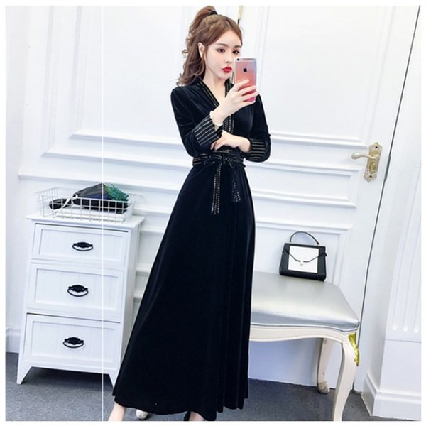 Elegáns, hosszú bársonyruha fekete színben, derekán megkötős