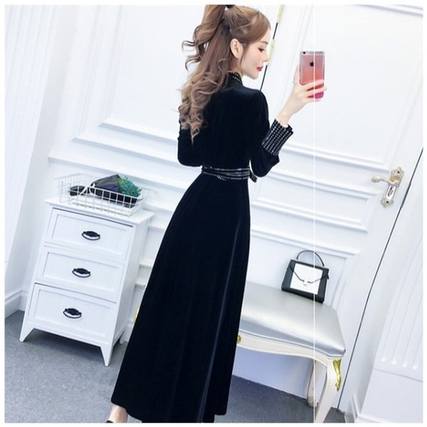 Elegáns, hosszú bársonyruha fekete színben, derekán megkötős