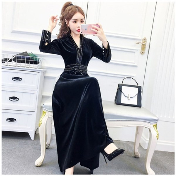 Elegáns, hosszú bársonyruha fekete színben, derekán megkötős