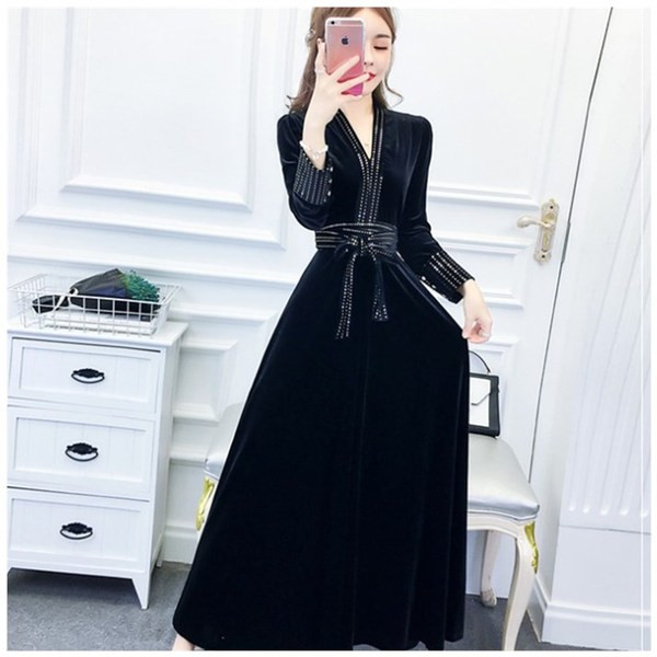Elegáns, hosszú bársonyruha fekete színben, derekán megkötős