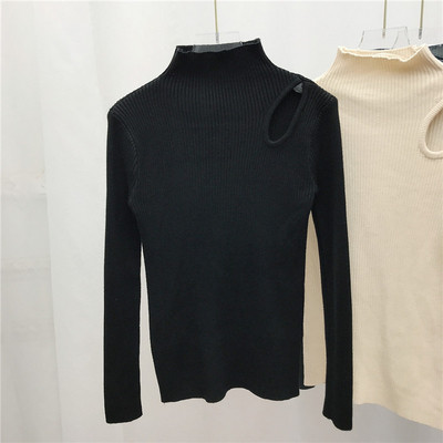 Női pulóver Karcsú modell magas gallérral, kivágásokkal több színben