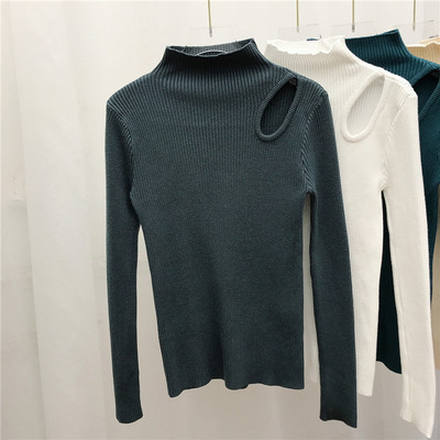 Női pulóver Karcsú modell magas gallérral, kivágásokkal több színben