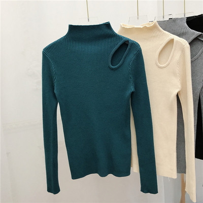 Női pulóver Karcsú modell magas gallérral, kivágásokkal több színben