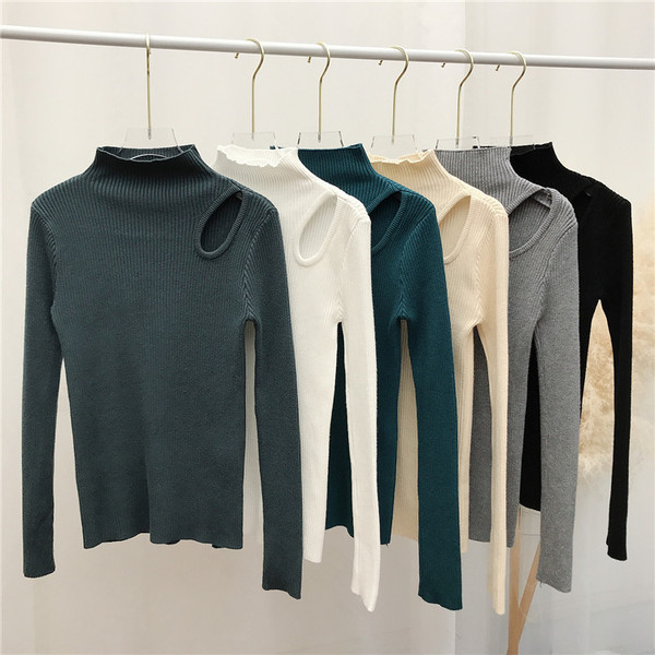 Női pulóver Karcsú modell magas gallérral, kivágásokkal több színben