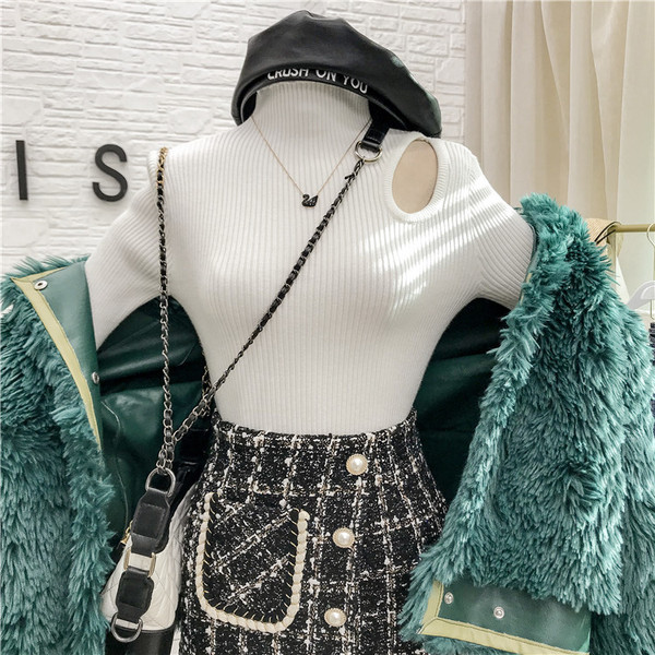 Női pulóver Karcsú modell magas gallérral, kivágásokkal több színben