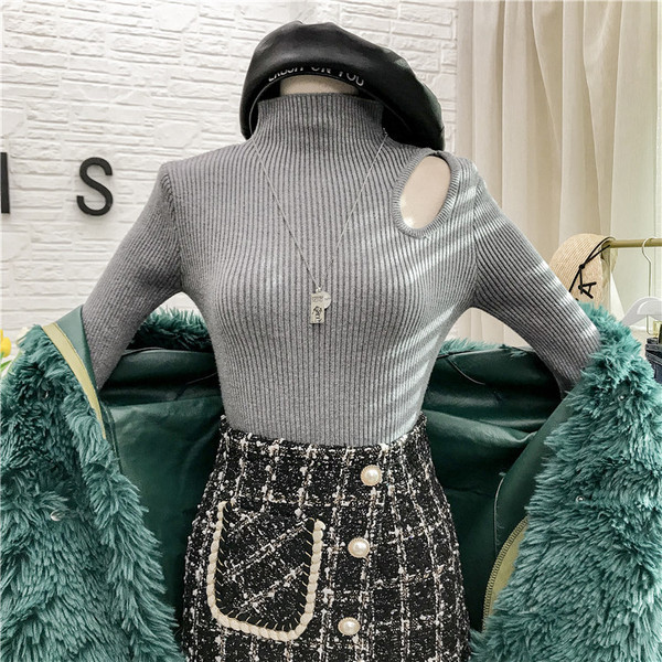 Női pulóver Karcsú modell magas gallérral, kivágásokkal több színben