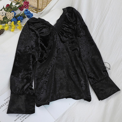 Modern női bársony blúz fekete színben, V-nyakkal