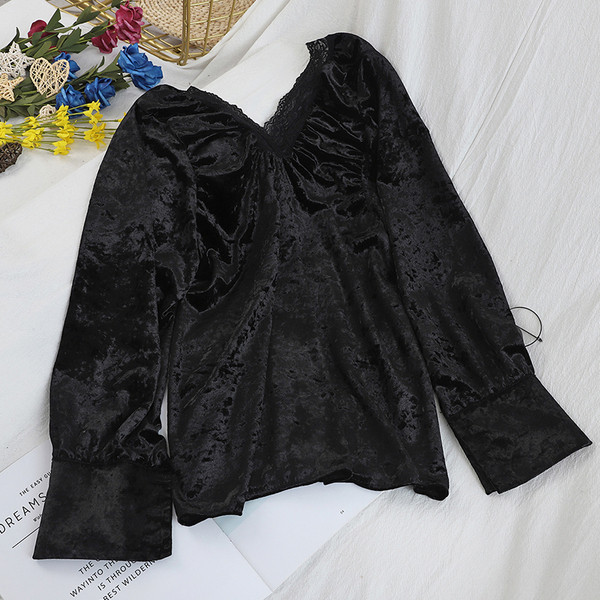 Modern női bársony blúz fekete színben, V-nyakkal