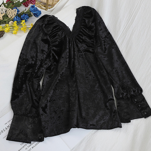 Modern női bársony blúz fekete színben, V-nyakkal