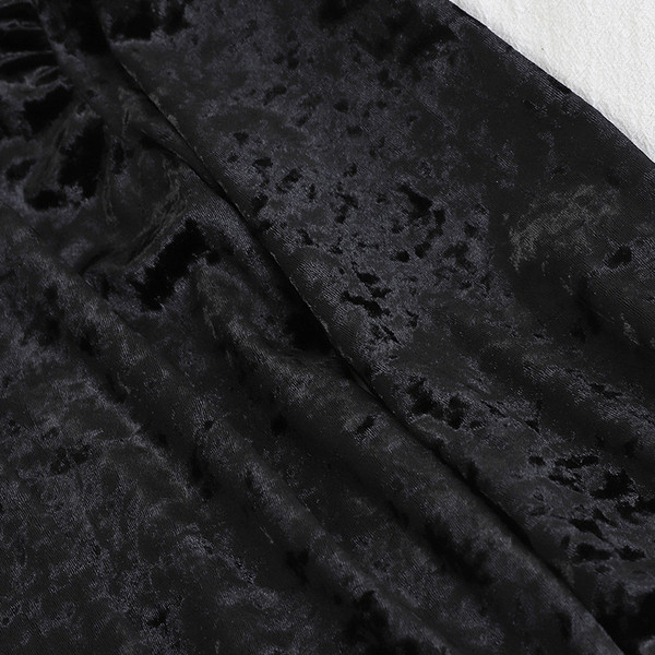 Modern női bársony blúz fekete színben, V-nyakkal