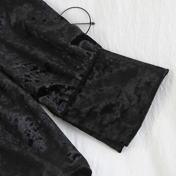 Modern női bársony blúz fekete színben, V-nyakkal