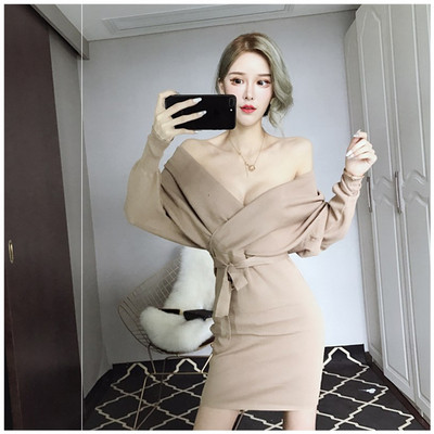 Modern rövid kötött ruha mély spitz nyakkivágással és derékkötővel