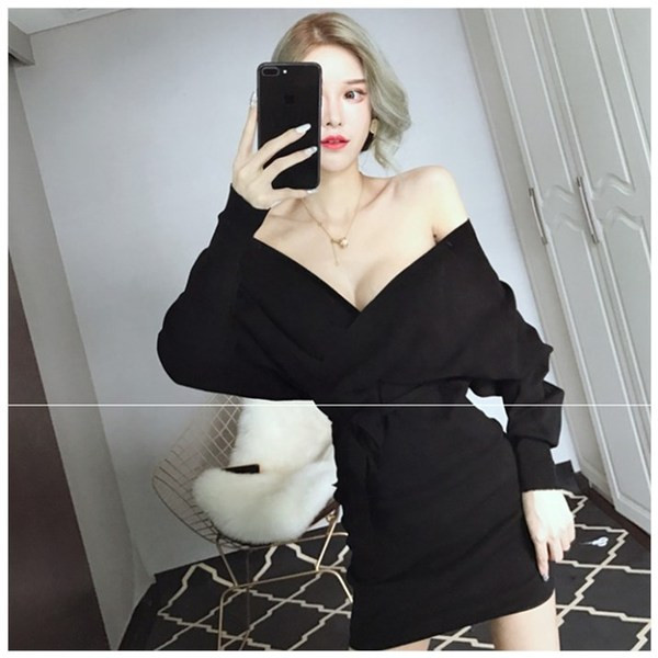 Modern rövid kötött ruha mély spitz nyakkivágással és derékkötővel